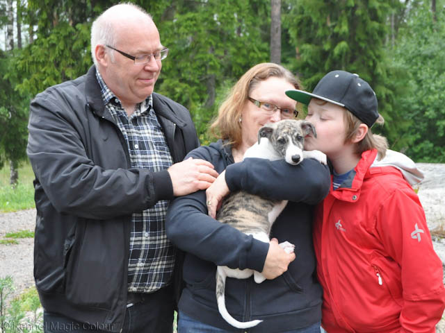 Ascot flyttar till familjen Westvall Nyström i Tumba