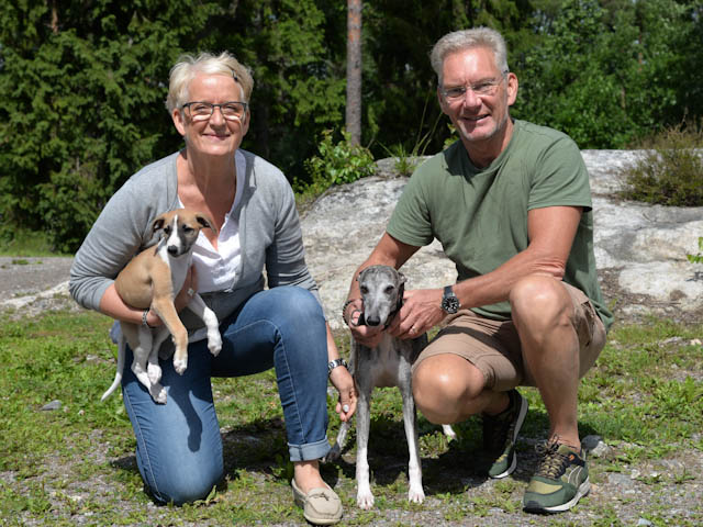  Holger flyttar till Ann och Håkan och 
	whippetkompisen Hjalmar 